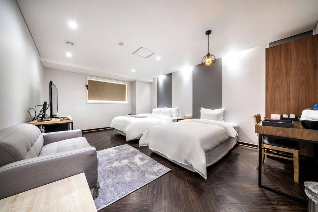 The Hotel Bon Suwon Exterior foto